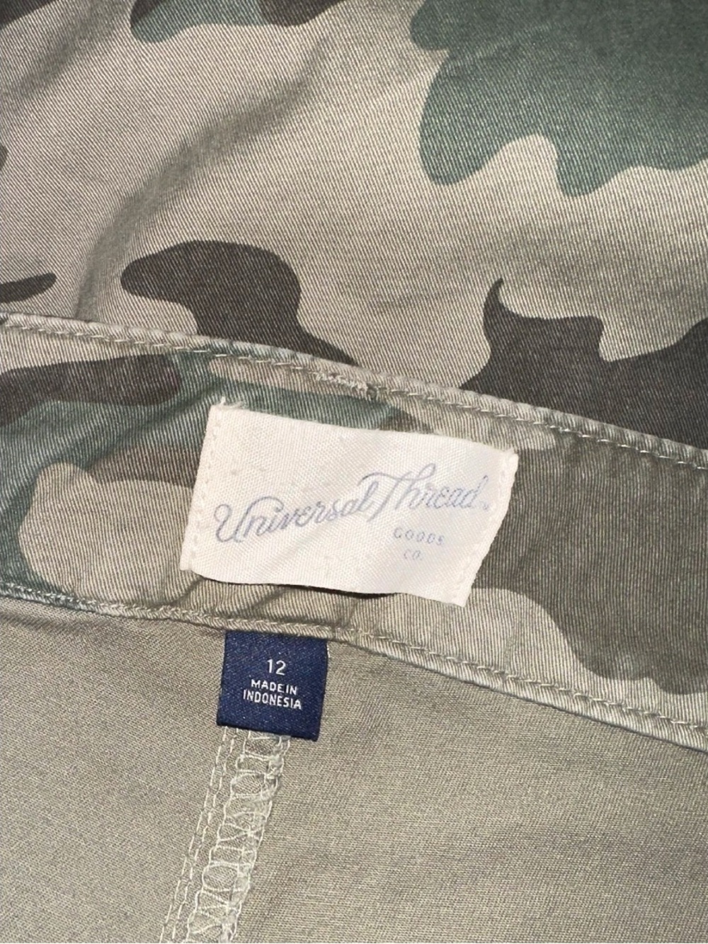 Universal Thread Mid-Rise Barrel Leg Cargo Pants, size 12 - Picture 4 of 5